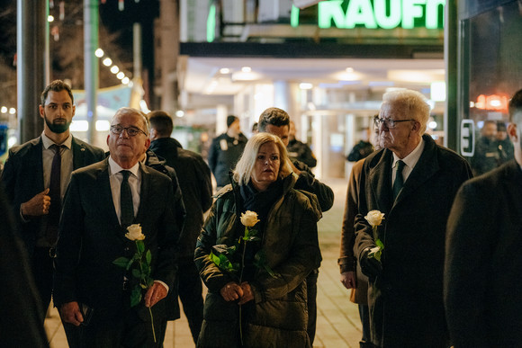 Innere Sicherheit „Tat erschüttert uns zutiefst“ von links nach rechts: Innenminister Thomas Strobl, Ministerpräsident Winfried Kretschmann und Bundesinnenministerin Nancy Faeser