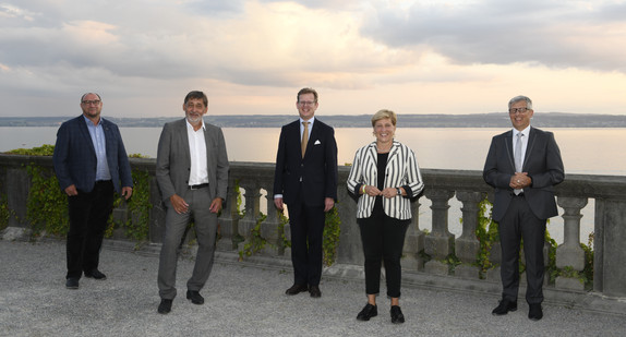 Im Schlossgarten stehen von links nach rechts Herr Klaus Hoher MdL, Herr Prof. Wolf Präsident des Landesamtes für Denkmalpflege, ihre königliche Hoheit Prinz Michael von Baden, die Ministerin Nicole Razavi MdL sowie der Bürgermeister von Meersburg Herr Scherer