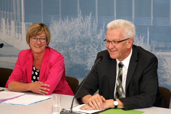 Pressekonferenz Dritter Nachtrag zum Haushalt 2016 Ministerpräsident Winfried Kretschmann (r.) und Finanzministerin Edith Sitzmann (l.)
