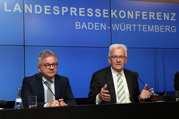 Pressekonferenz Neue Tourismuskonzeption bis Mitte 2019 Ministerpräsident Winfried Kretschmann (r.) und Justizminister Guido Wolf (l.)