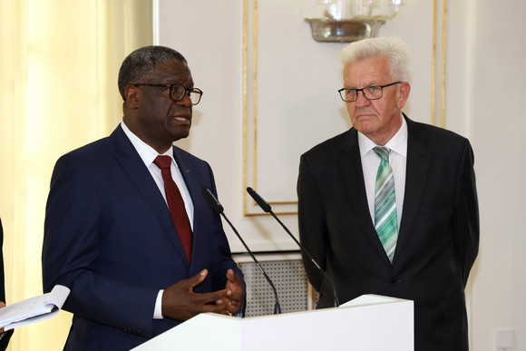 Gespräch Kretschmann trifft Friedensnobelpreisträger Mukwege Ministerpräsident Winfried Kretschmann (r.) und Friedensnobelpreisträger Dr. Denis Mukwege (l.) (Bild: Staatsministerium Baden-Württemberg)