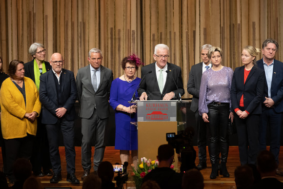 Empfang Neujahrsempfang der Landesregierung Ministerpräsident Winfried Kretschmann (Mitte) bei seiner Ansprache, neben ihm seine Ehefrau Gerlinde und Mitglieder der Landesregierung.