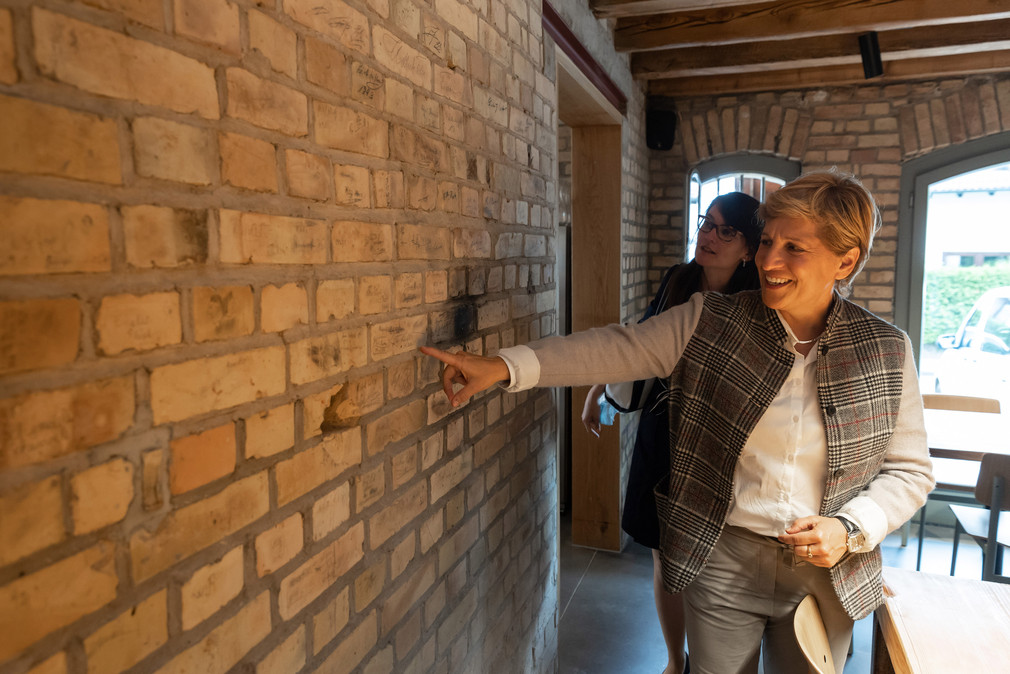 Ministerin Nicole Razavi MdL (links) besucht die Tabakscheunen in Rheinstetten