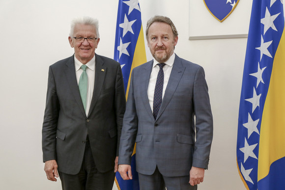 Delegationsreise Kretschmann besucht Südosteuropa Ministerpräsident Winfried Kretschmann (l.) und der Vorsitzende des Staatspräsidiums von Bosnien und Herzegowina, Bakir Izetbegovic (r.), am 20.04.2018 in Sarajewo