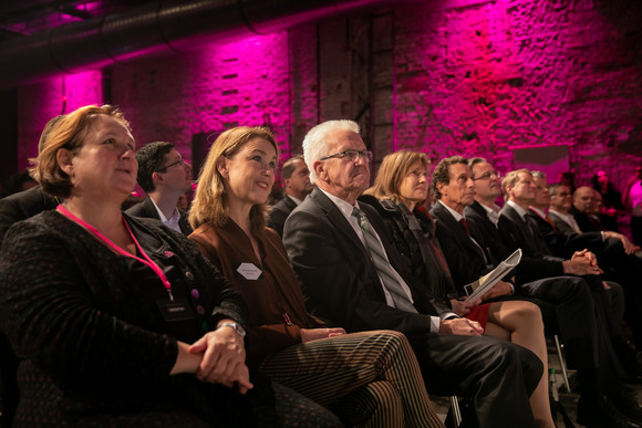 Kongress Source – Medienpolitischer Kongress der Landesregierung v.l.n.r.: Staatsministerin Theresa Schopper, Staatssekretärin Petra Olschowski und Ministerpräsident Winfried Kretschmann, Prof. Dr. Juliane Kokott, Prof. Dr. Julian Nida-Rümelin, Prof. Dr. Bernhard Pörksen (Bild: Staatsministerium Baden-Württemberg)