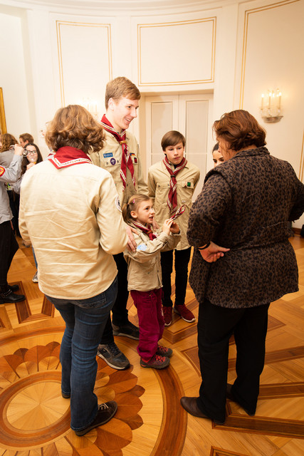 Aktion Pfadfinder übergeben Friedenslicht Staatsministerin Theresa Schopper (r.) mit einer Delegation von Pfadfinderinnen und Pfadfindern anlässlich der Übergabe des diesjährigen Friedenslichts. (Bild: Staatsministerim Baden-Württemberg)