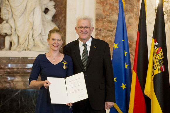 Auszeichnung Verdienstorden des Landes an 22 verdiente Persönlichkeiten Ministerpräsident Winfried Kretschmann (l.) und Dr. Antje von Dewitz (r.)