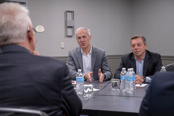 Delegationreise Kretschmann reist nach Kalifornien und Ontario v.l.n.r.: Ministerpräsident Winfried Kretschmann im Accenture Lab Silicon Valley im Gespräch mit Craig McNeil und Marc Carrel-Billiard (Foto: Staatsministerium Baden-Württemberg)
