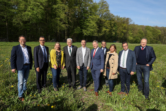Landwirtschaft Kretschmann und Özdemir besuchen F.R.A.N.Z.-Demobetrieb Hohenlohe Gruppenbild mit Ministerpräsident Winfried Kretschmann, dem Bundesminister für Ernährung und Landwirtschaft, Cem Özdemir, und acht weiteren Pesonen