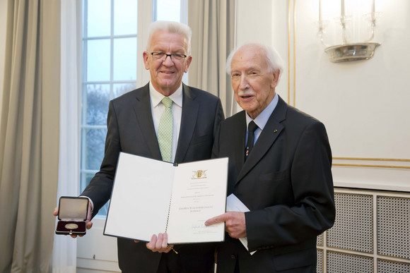 Auszeichnung Große Staufermedaille in Gold für Prof. Dr. Hermann Bausinger Ministerpräsident Winfried Kretschmann (l.) und Prof. Dr. Hermann Bausinger (r.)