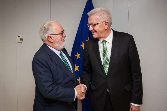 Europa Kretschmann besucht Brüssel Ministerpräsident Winfried Kretschmann (r.) und der EU-Kommissar für Klimaschutz und Energie, Arias Cañete (l.) (Foto: Vertretung des Landes Baden-Württemberg bei der Europäischen Union/FKPH)
