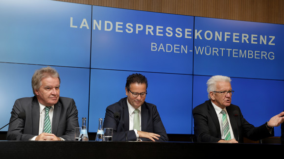 Pressekonferenz Kabinett beschließt Eckpunktepapier zum Volksbegehren Ministerpräsident Winfried Kretschmann (r.), Landwirtschaftsminister Peter Hauk (M.) und Umweltminister Franz Untersteller (l.) bei der Regierungspressekonferenz (Bild: Staatsministerium Baden-Württemberg)