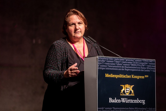 Kongress Source – Medienpolitischer Kongress der Landesregierung Staatsministerin Theresa Schopper (Bild: Staatsministerium Baden-Württemberg)