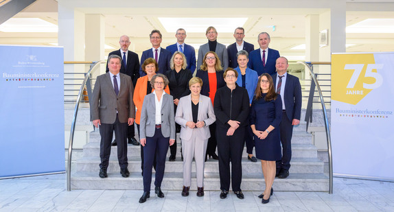 Gruppenfoto zur 142. Bauministerkonferenz in Baden-Baden. Erste Reihe v.l.: Ina Scharrenbach, Ministerin für Heimat, Kommunales, Bau und Digitalisierung des Landes Nordrhein-Westfalen, Nicole Razavi, Ministerin für Landesentwicklung und Wohnen des Landes Baden-Württemberg, Klara Geywitz, Bundesministerin für Wohnen, Stadtentwicklung und Bauwesen, und Karen Pein, Senatorin der Behörde für Stadtentwicklung und Wohnen der Freien und Hansestadt Hamburg. Zweite Reihe v.l.: Christian Bernreiter, Staatsminister im Bayerischen Staatsministerium für Wohnen, Bau und Verkehr, Dr. Sabine Sütterlin-Waack, Ministerin für Inneres, Kommunales, Wohnen und Sport des Landes Schleswig-Holstein, Susanna Karawanskij, Ministerin für Infrastruktur und Landwirtschaft des Freistaats Thüringen, Özlem Ünsal, Senatorin für Bau, Mobilität und Stadtentwicklung der Freien Hansestadt Bremen, Dr. Lydia Hüskens, Ministerin für Infrastruktur und Digitales des Landes Sachsen-Anhalt, und Felix Edlich, Abteilungsleiter im Ministerium für Finanzen Rheinland-Pfalz. Dritte Reihe v.l.: Christian Pegel, Minister für Inneres, Bau und Digitalisierung Mecklenburg-Vorpommern, Christian Gaebler, Senator für Stadtentwicklung, Bauen und Wohnen des Landes Berlin, Uwe Schüler, Staatssekretär Ministerium für Infrastruktur und Landesplanung Brandenburg, Jens Deutschendorf, Staatssekretär für Wirtschaft, Energie, Verkehr, Wohnen des Landes Hessen, Reinhold Jost, Minister für Inneres, Bauen und Sport des Saarlandes, Thomas Schmidt, Staatsminister für Regionalentwicklung Sachsen. 