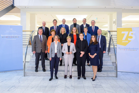 Gruppenfoto zur 142. Bauministerkonferenz in Baden-Baden. Erste Reihe v.l.: Ina Scharrenbach, Ministerin für Heimat, Kommunales, Bau und Digitalisierung des Landes Nordrhein-Westfalen, Nicole Razavi, Ministerin für Landesentwicklung und Wohnen des Landes Baden-Württemberg, Klara Geywitz, Bundesministerin für Wohnen, Stadtentwicklung und Bauwesen, und Karen Pein, Senatorin der Behörde für Stadtentwicklung und Wohnen der Freien und Hansestadt Hamburg. Zweite Reihe v.l.: Christian Bernreiter, Staatsminister im Bayerischen Staatsministerium für Wohnen, Bau und Verkehr, Dr. Sabine Sütterlin-Waack, Ministerin für Inneres, Kommunales, Wohnen und Sport des Landes Schleswig-Holstein, Susanna Karawanskij, Ministerin für Infrastruktur und Landwirtschaft des Freistaats Thüringen, Özlem Ünsal, Senatorin für Bau, Mobilität und Stadtentwicklung der Freien Hansestadt Bremen, Dr. Lydia Hüskens, Ministerin für Infrastruktur und Digitales des Landes Sachsen-Anhalt, und Felix Edlich, Abteilungsleiter im Ministerium für Finanzen Rheinland-Pfalz. Dritte Reihe v.l.: Christian Pegel, Minister für Inneres, Bau und Digitalisierung Mecklenburg-Vorpommern, Christian Gaebler, Senator für Stadtentwicklung, Bauen und Wohnen des Landes Berlin, Uwe Schüler, Staatssekretär Ministerium für Infrastruktur und Landesplanung Brandenburg, Jens Deutschendorf, Staatssekretär für Wirtschaft, Energie, Verkehr, Wohnen des Landes Hessen, Reinhold Jost, Minister für Inneres, Bauen und Sport des Saarlandes, Thomas Schmidt, Staatsminister für Regionalentwicklung Sachsen. 