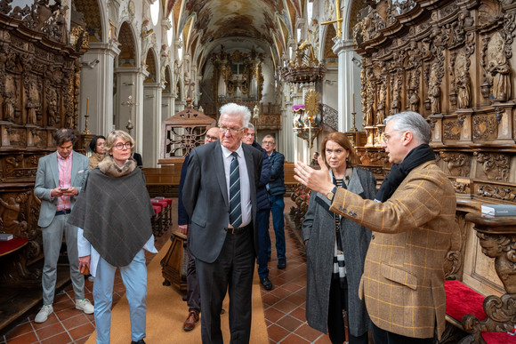 Landesregierung Auswärtige Kabinettssitzung in Bad Schussenried Ministerpräsident Winfried Kretschmann und Kunstministerin Petra Olschowski besichtigen in Bad Schussenried die ehemalige Klosterkirche St. Magnus inklusive Chorgestühl.