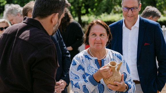 Ministerin Theresa Schopper besucht das mittelalterlichen Töpferzentrum von Remshalden-Buoch.