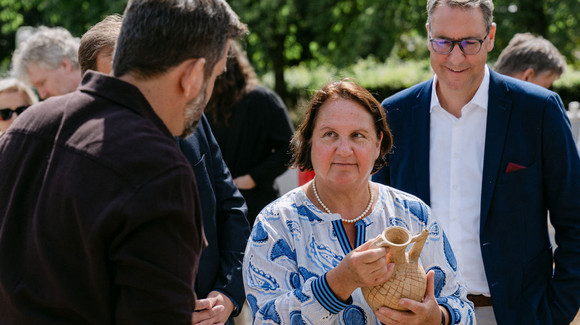Ministerin Theresa Schopper besucht das mittelalterlichen Töpferzentrum von Remshalden-Buoch.