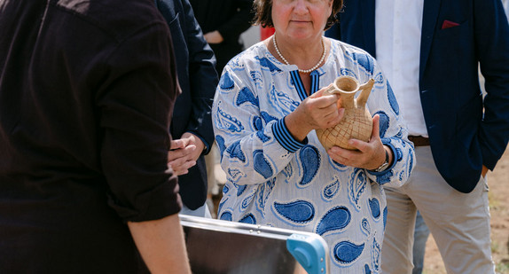 Ministerin Theresa Schopper besucht das mittelalterlichen Töpferzentrum von Remshalden-Buoch.