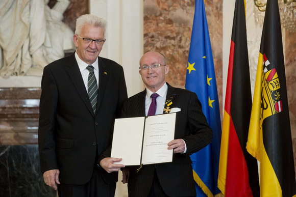 Auszeichnung Verdienstorden des Landes an 22 verdiente Persönlichkeiten Ministerpräsident Winfried Kretschmann (l.) und Robert Walter (r.)