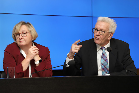 Pressekonferenz Exzellenzstrategie und Islamischer Religionsunterricht Ministerpräsident Winfried Kretschmann (r.) und Wissenschaftsministerin Theresia Bauer (l.)