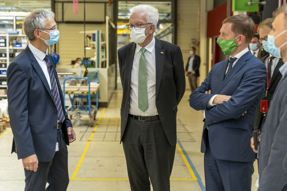 Reise Kretschmann besucht Sachsen Ministerpräsident Winfried Kretschmann (M.) und der sächsische Ministerpräsident Michael Kretschmer (r.) bei der Firma SICK Engineering GmbH in Ottendorf-Okrilla (Bild: Staatsministerium Baden-Württemberg)