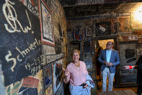 Ministerin Nicole Razavi MdL besucht den Studentenkarzer in Heidelberg