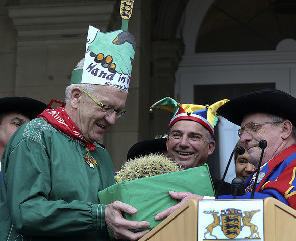 Fastnacht Närrischer Staatsempfang der Landesregierung Ministerpräsident Winfried Kretschmann (l.) erhält von den Narren einen Hut und einen Kaktus.
