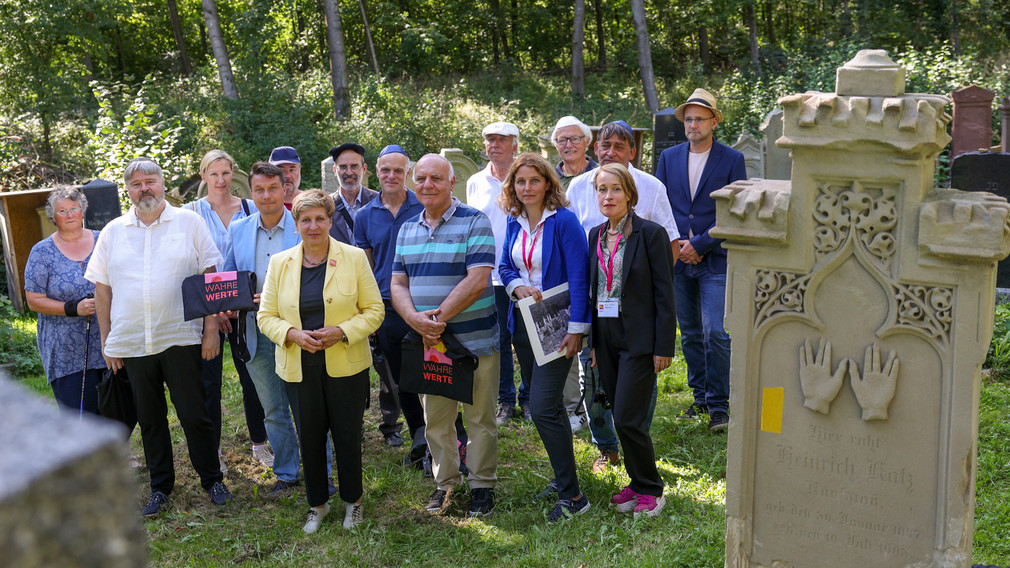  Ministerin Nicole Razavi (vorne) besichtigt den Jüdischen Friedhof in Kusterdingen-Wankheim. 