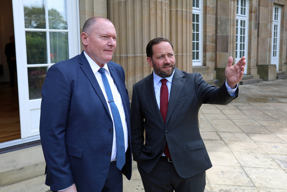 Besuch Hassler empfängt Botschafter von Moldau Staatssekretär Florian Hassler (rechts) und der Botschafter der Republik Moldau, Aureliu Ciocoi (links), stehen vor der Villa Reitzenstein.