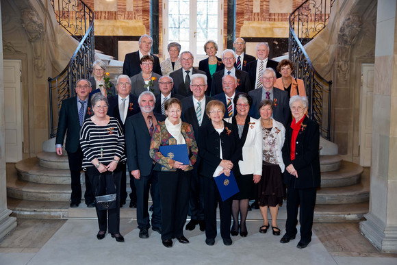 Tag des Ehrenamtes Kretschmann würdigt besonderes ehrenamtliches Engagement Gruppenbild mit Ministerpräsident Winfried Kretschmann (M.) und den Ordensträgerinnen und -trägern
