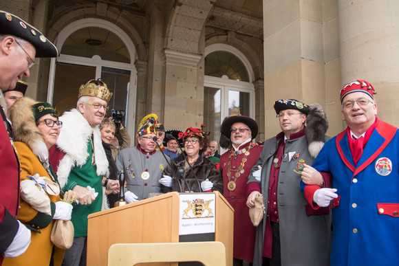 Fastnacht Närrischer Staatsempfang der Landesregierung Ministerpräsident Winfried Kretschmann (4.v.l.) und Ehefrau Gerlinde Kretschmann (M.) mit Narren