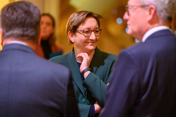 Klara Geywitz, Bundesministerin für Wohnen, Stadtentwicklung und Bauwesen, beim Festakt „75 Jahre Bauministerkonferenz“ im Kurhaus Baden-Baden