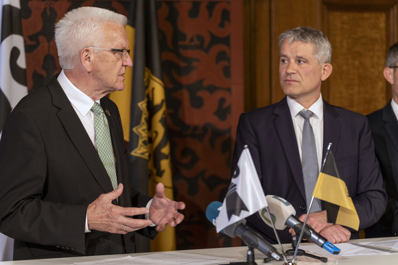 Europa Kretschmann auf Delegationsreise in der Schweiz Ministerpräsident Winfried Kretschmann (links) und Regierungspräsident Beat Jans (rechts) anlässlich der Unterzeichung einer Gemeinsamen Absichtserklärung zur Zusammenarbeit zwischen Baden-Württemberg und Basel-Stadt in Zukunftsbereichen.