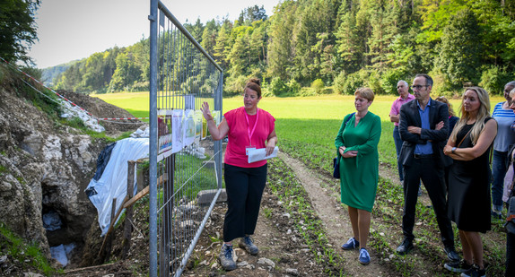 Staatssekretärin Andrea Lindlohr MdL besucht die Drexlerhöhle in Engen