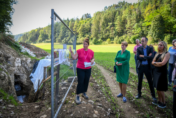 Staatssekretärin Andrea Lindlohr MdL besucht die Drexlerhöhle in Engen