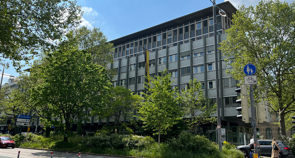 Beschreibung vom Bild: Man sieht das Gebäude vom Bau-Ministerium. 