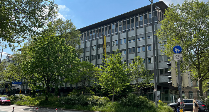 Beschreibung vom Bild: Man sieht das Gebäude vom Bau-Ministerium. 