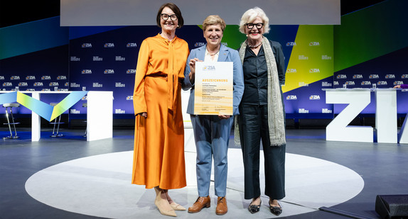 v.l.: ZIA-Präsidentin Iris Schöberl, Ministerin Nicole Razavi MdL, Juryvorsitzende Barbara Ettinger-Brinckmann
