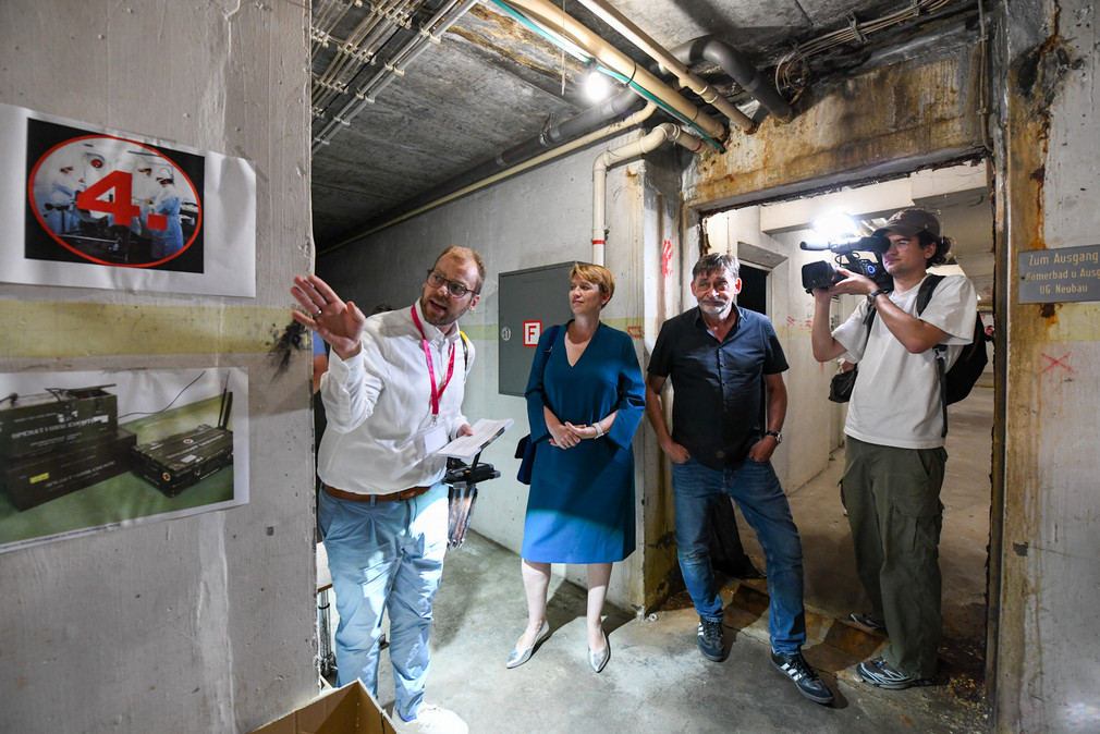 Staatssekretärin Andrea Lindlohr MdL besucht das Hilfskrankenhaus in Rottenburg am Neckar.