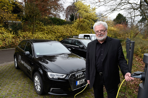 Dienstfahrzeugflotte Staatsministerium setzt auf alternative Antriebe Staatsminister Klaus-Peter Murawski bei der Vorstellung der Dienstfahrzeugflotte mit alternativem Antrieb des Staatsministeriums