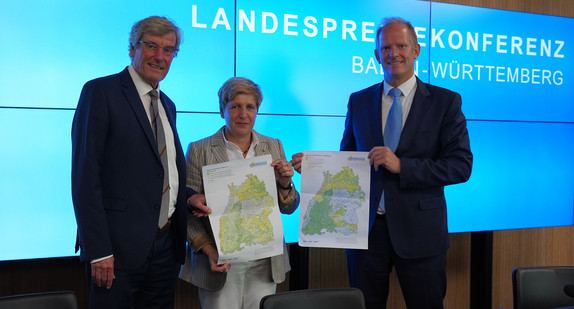 Thomas Bopp, Vorsitzender der Arbeitsgemeinschaft der Regionalverbände, Nicole Razavi MdL, Ministerin für Landesentwicklung und Wohnen und Matthias Proske, Sprecher der Arbeitsgemeinschaft der Regionalverbände, präsentierten die neuen Planhinweiskarten im Rahmen einer Landespressekonferenz. 