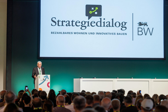 Wohnen und Bauen Zweite Jahresveranstaltung des Strategiedialogs Wohnen und Bauen Ministerpräsident Winfried Kretschmann bei seiner Rede