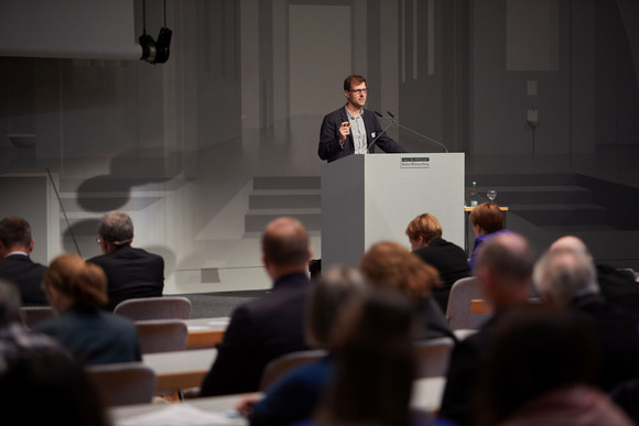 Dr. Ralph Henger, Senior Economist für Wohnungspolitik und Immobilienökonomik am Institut der deutschen Wirtschaft Köln e.V., mit einem Vortrag zum Thema „Viele Wege führen nach Rom: Überblick zur Bandbreite der Instrumente zur Reduzierung des Flächenverbrauchs“