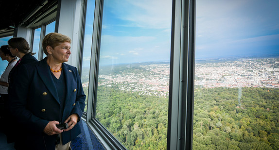 Ministerin Nicole Razavi MdL besucht den Stuttgarter Fernsehturm