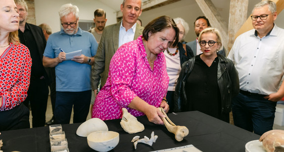 Ministerin Theresa Schopper besucht das Osteologische Archiv in Rastatt.