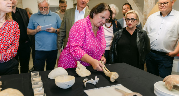 Ministerin Theresa Schopper besucht das Osteologische Archiv in Rastatt.
