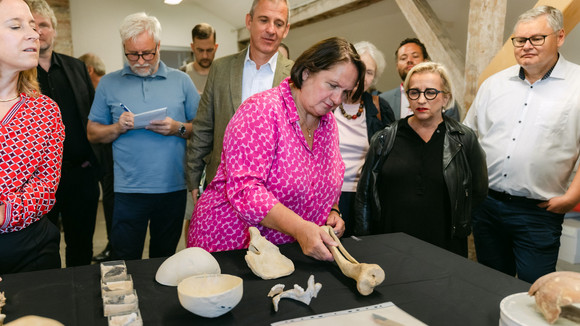 Ministerin Theresa Schopper besucht das Osteologische Archiv in Rastatt.