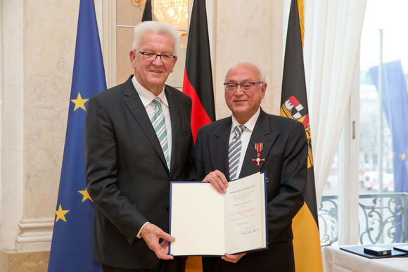 Tag des Ehrenamtes Kretschmann würdigt besonderes ehrenamtliches Engagement Ministerpräsident Winfried Kretschmann (l.) und Majid Khoshlessan (r.)