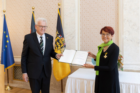 Auszeichnung Verdienstorden des Landes an 26 verdiente Persönlichkeiten Ministerpräsident Winfried Kretschmann (l.) und Dr. Ingeborg Gräßle (r.)